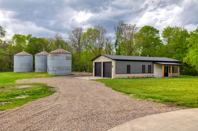 Esta casa de $2,5 millones en Grimes ofrece lo mejor de la vida en el campo en un entorno moderno.
