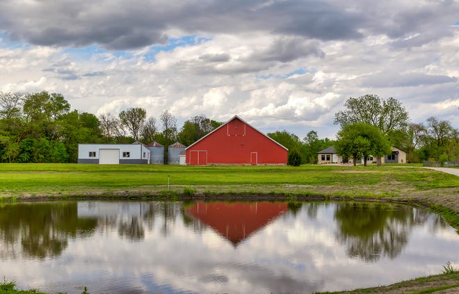 Esta casa de $2,5 millones en Grimes ofrece lo mejor de la vida en el campo en un entorno moderno.