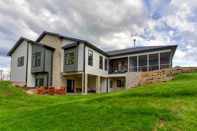 Esta casa de $2,5 millones en Grimes ofrece lo mejor de la vida en el campo en un entorno moderno.