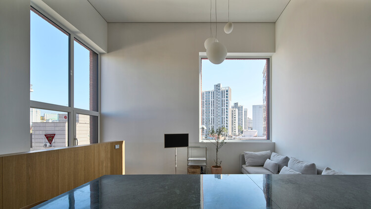 Samseon-dong Mix-use / a round Architects - Fotografía de interiores, mesa, ventanas, silla
