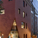 Samseon-dong Mix-use / a round Architects - Fotografía exterior, ventanas, ladrillo, fachada