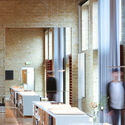 © Rasmus Svingel Paradiset Studio / LOOP Architects - Fotografía de interiores, mesa, estantes, silla