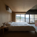 © Syuto Yohei Apartamento Casting Shadows / MASATO TAKAHASHI ARCHITECTS - Fotografía de interiores, dormitorio, ventanas, cama
