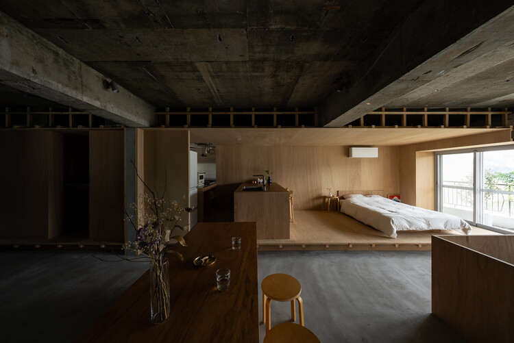 Apartamento Casting Shadows / MASATO TAKAHASHI ARCHITECTS - Fotografía de interiores, sillas, vigas, ventanas
