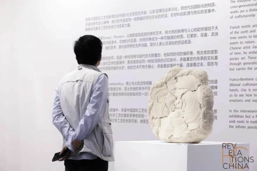 Visitante admirando la Lune de Bois de Simone Pheulpin. Cortesía de REVELACIONES CHINA