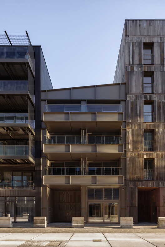 Houtra Apartments / Workshop Architects + Marcel Lok Architect - Foto al aire libre, concreto, balcón
