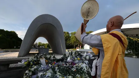 Getty Images es un mono en la parte posterior de un monje, parado frente a una estatua de memoria
