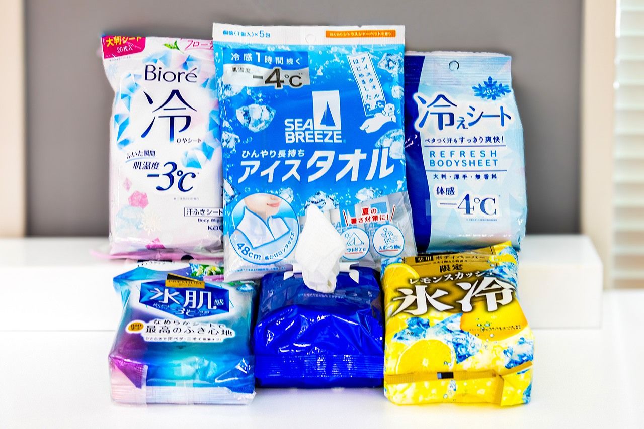 Numerosas toallas de enfriamiento y lavadoras disponibles en tiendas de confort o farmacias de la ciudad. (© Nippon.com)
