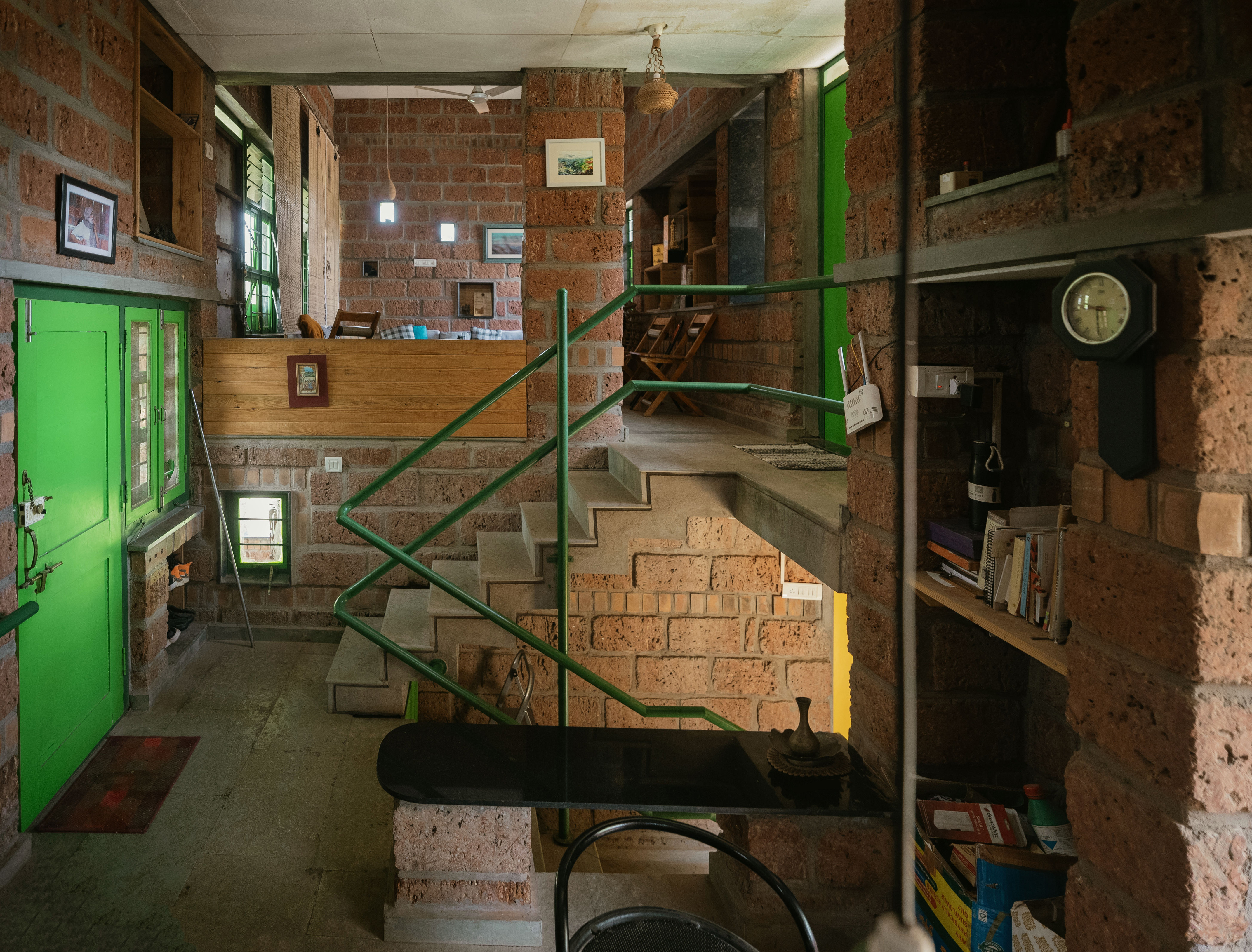 Casa de los hermanos de Canadá en India, estructura de ladrillo en el entorno verde