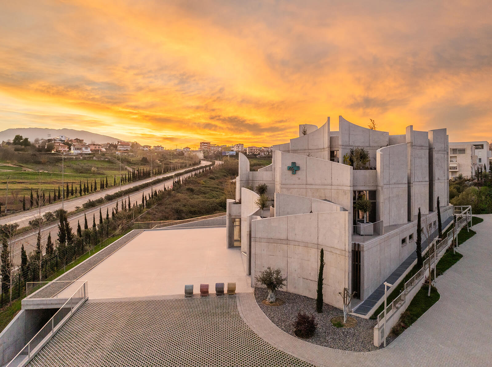 El edificio funciona en cuatro niveles, inodoros, áreas clínicas, de cuidado y de ocio | Tirana Vet Hospital Davide Macullo Architects | Agitación