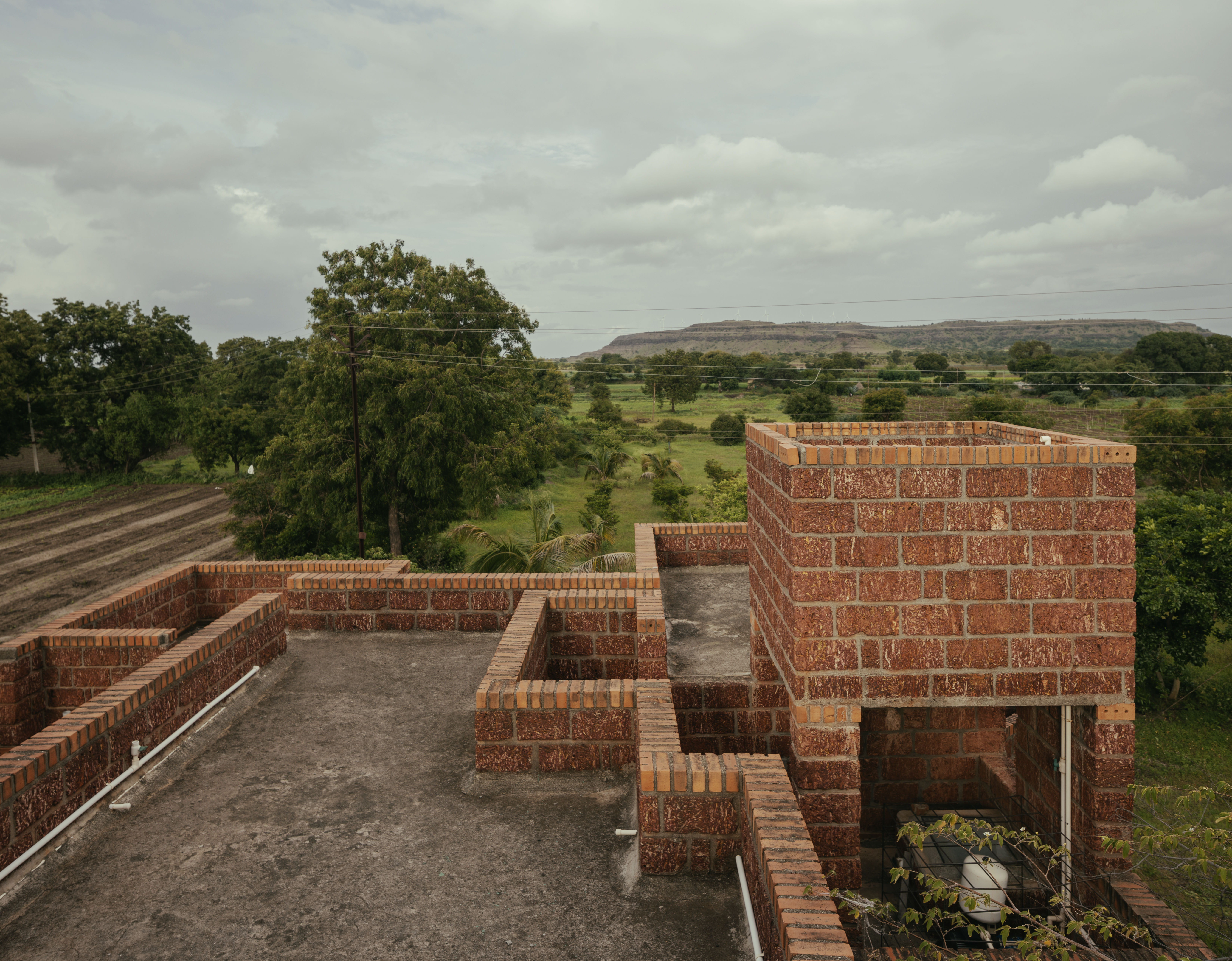 Casa de los hermanos de Canadá en India, estructura de ladrillo en el entorno verde