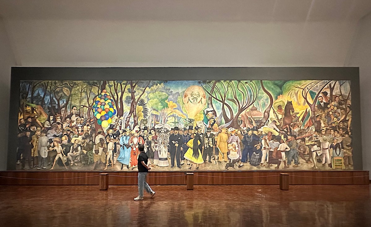 Vea dentro de una galería con una pintura de pintura muy larga en un parque dominical. Diego Rivera Ciudad de México