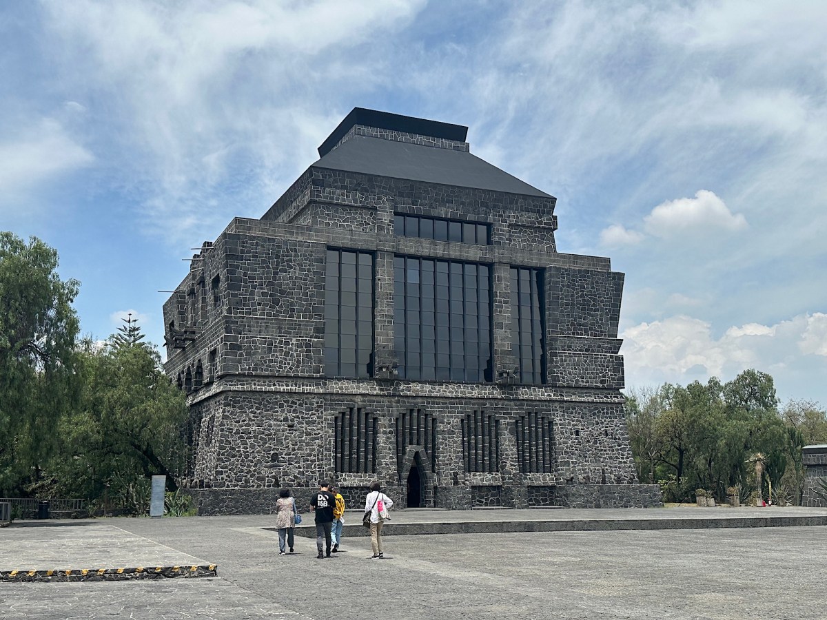 El exterior del edificio en el inquietante estilo construido a partir de piedra volcánica. Ciudad de México