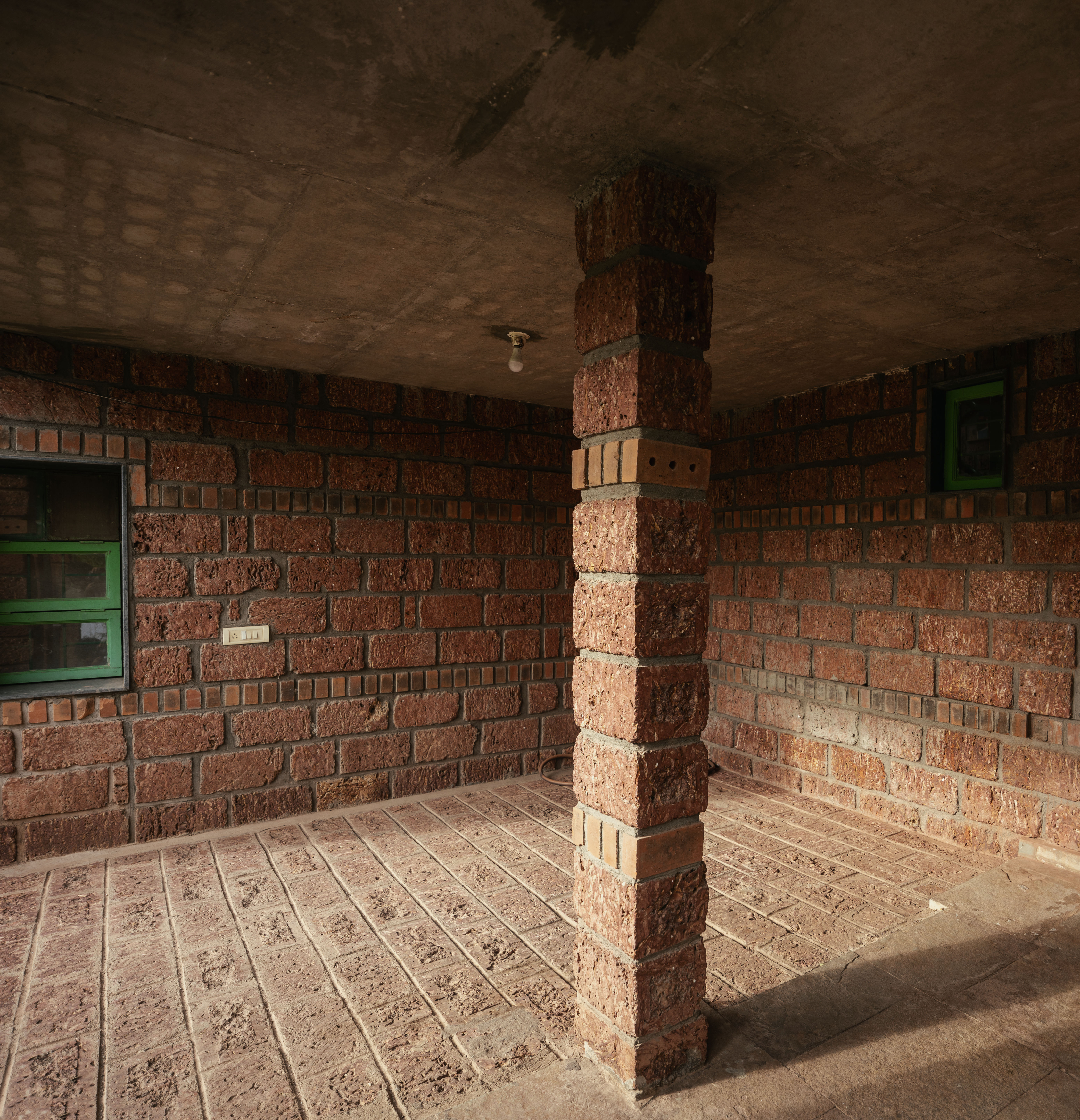 Casa de los hermanos de Canadá en India, estructura de ladrillo en el entorno verde