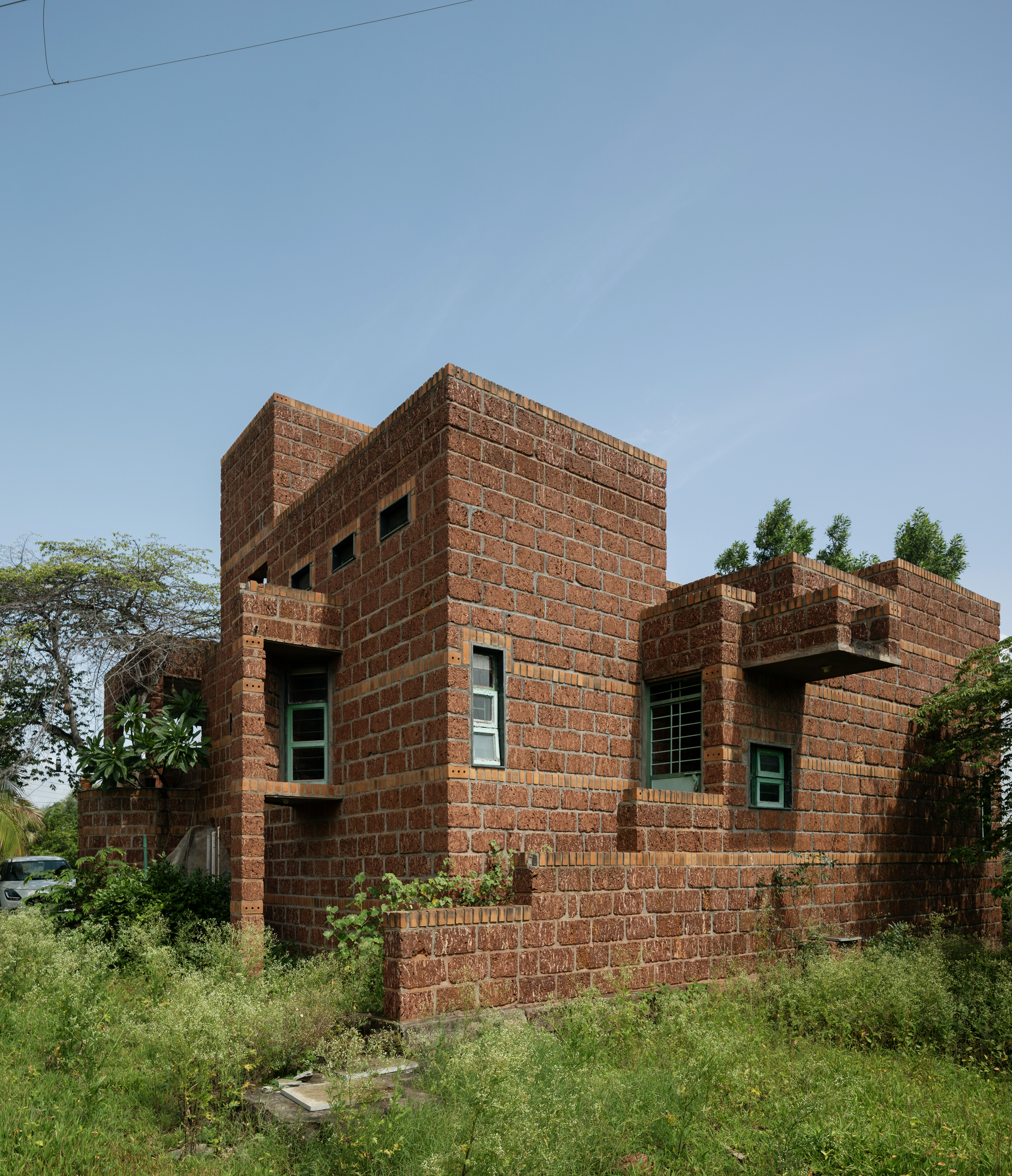 Casa de los hermanos de Canadá en India, estructura de ladrillo en el entorno verde