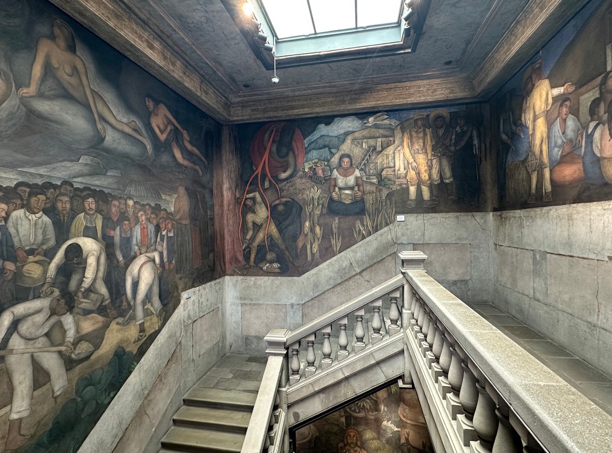 Trata en el edificio clásico cubierto en el mural de los trabajadores agrícolas. Ciudad de México