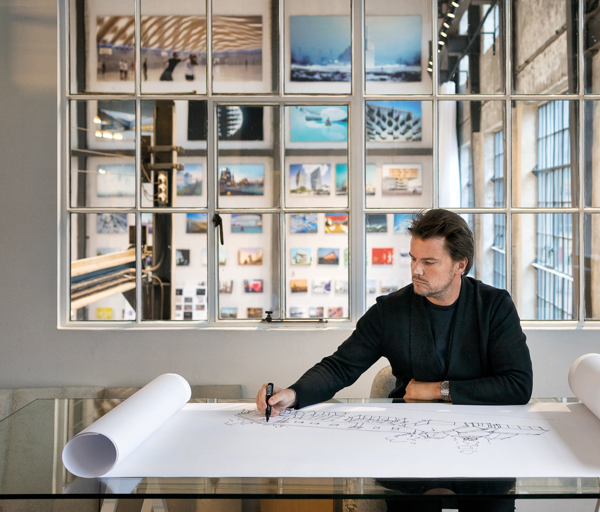 En su oficina de Copenhague en enero de 2018, esboza el diseño del nuevo objetivo de Noma.