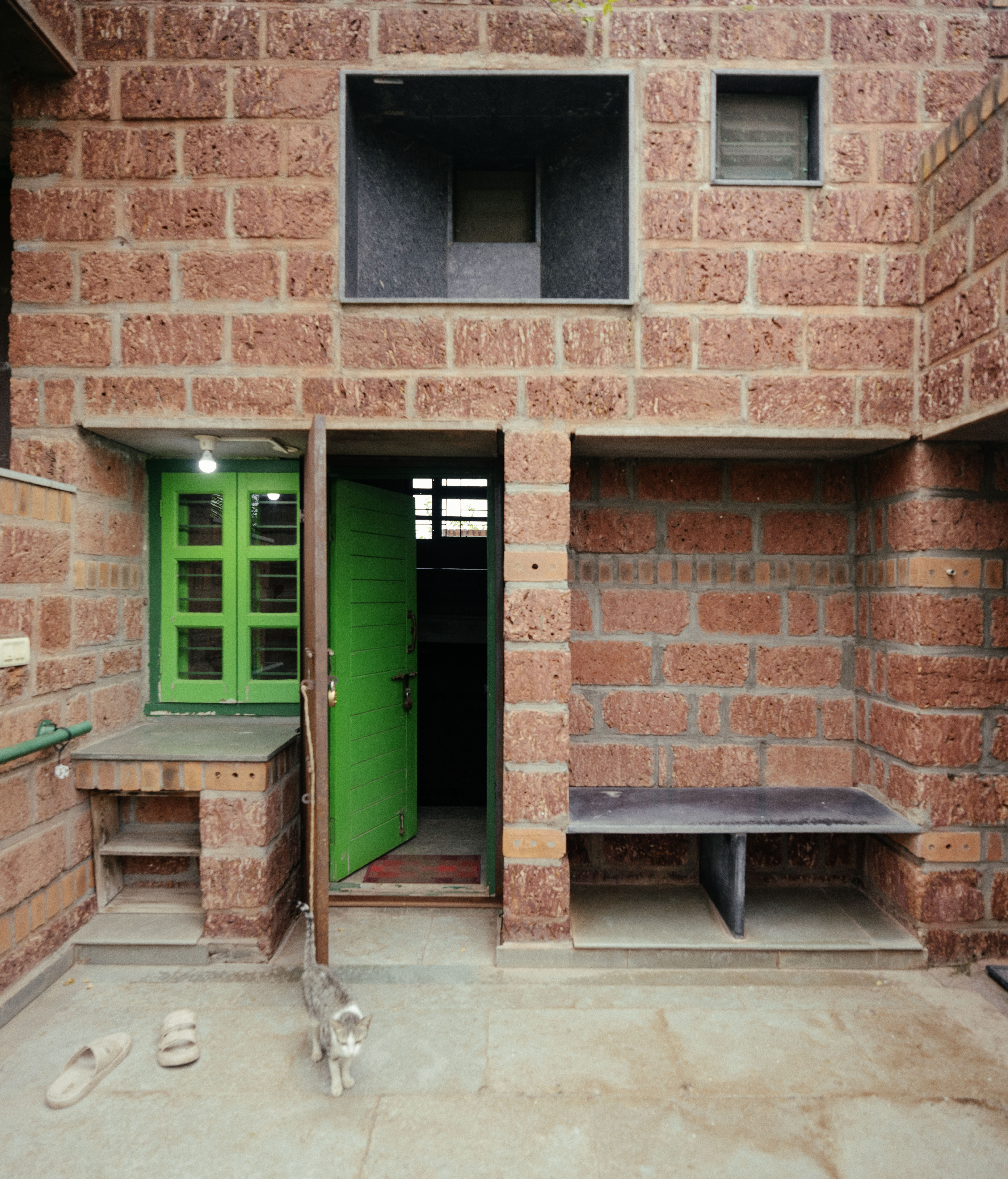 Casa de los hermanos de Canadá en India, estructura de ladrillo en el entorno verde