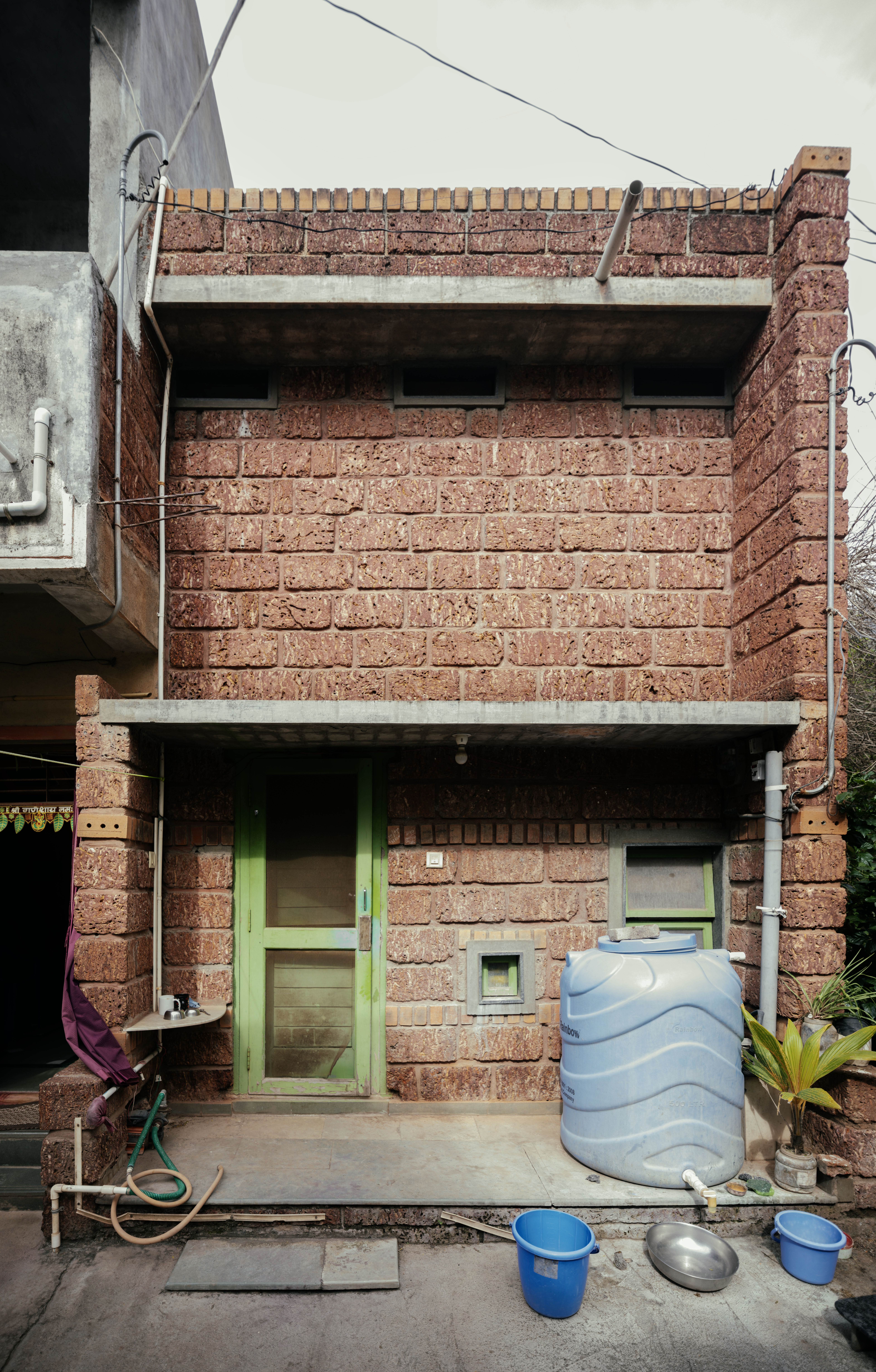 Casa de los hermanos de Canadá en India, estructura de ladrillo en el entorno verde