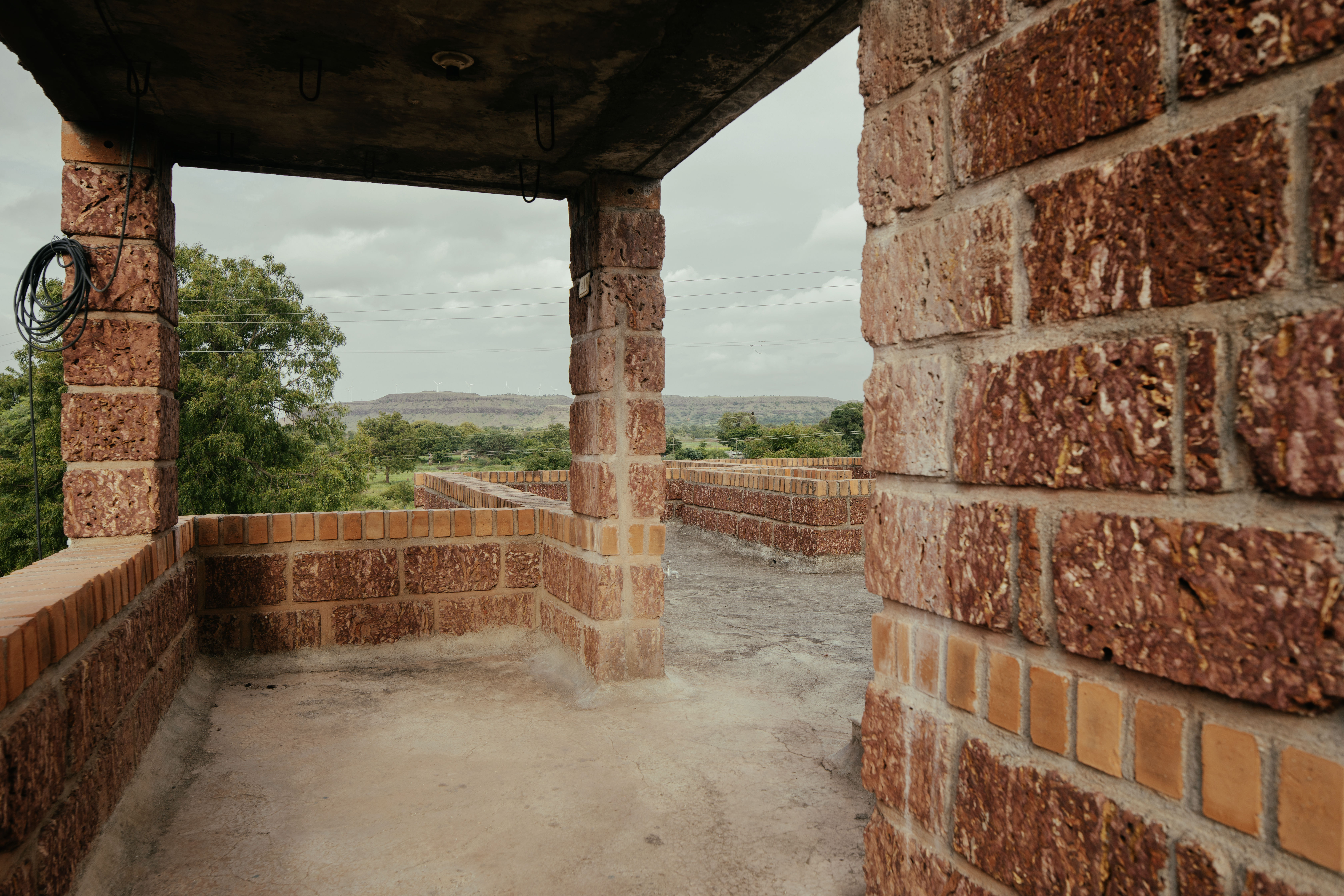 Casa de los hermanos de Canadá en India, estructura de ladrillo en el entorno verde