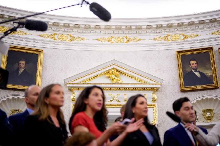 Las pinturas, los adornos dorados y las estatuas de querubín se ven detrás de la oficina OBAL de la Casa Blanca, el 28 de mayo, en Washington, DC.