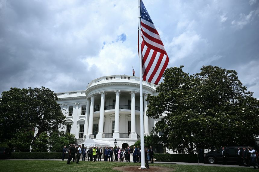 El presidente Donald Trump es una bandera estadounidense en una bandera recientemente instalada, en Washington, una bandera recién instalada instalada en el sur de DC de DC. 