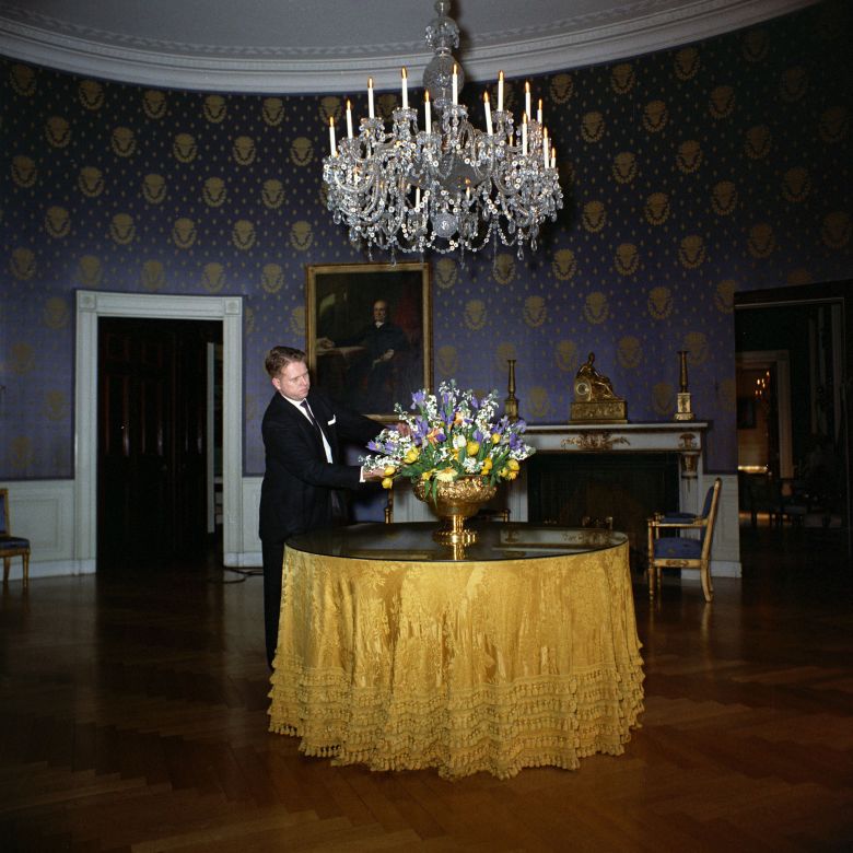 Un hombre organiza flores en la sala azul en la casa azul en marzo de 1962.
