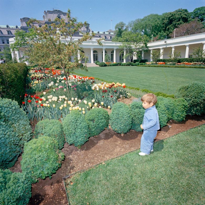 John F. Kennedy, Jr., se encuentra en la Casa Blanca en abril de 1963.
