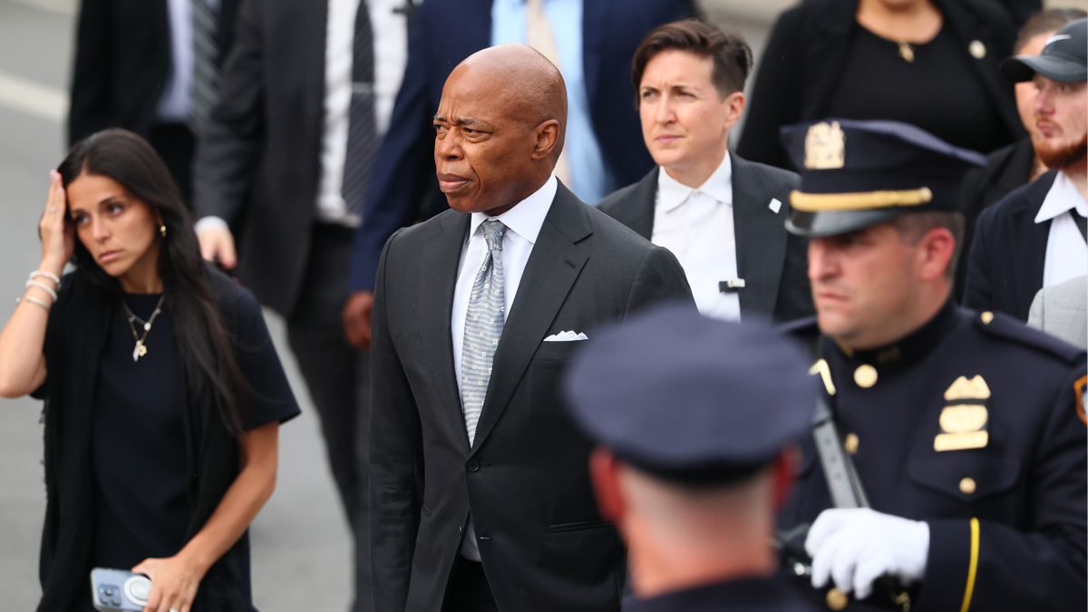   El alcalde de Nueva York, Eric Adams, participa en el funeral de DiDarul Islaul es Israul en Masjid, el 31 de julio de 2025 en el distrito de Parkochester de Bronx Borough en la ciudad de Nueva York. 