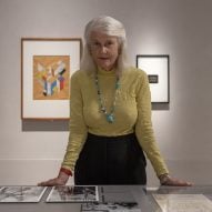 Penélope Seidler de pie en el espacio de exhibición