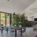 © Tess Kelly House Hotham / Austin Maynard Architects - Fotografía interior, comedor, madera, mesa, silla, sofá, iluminación