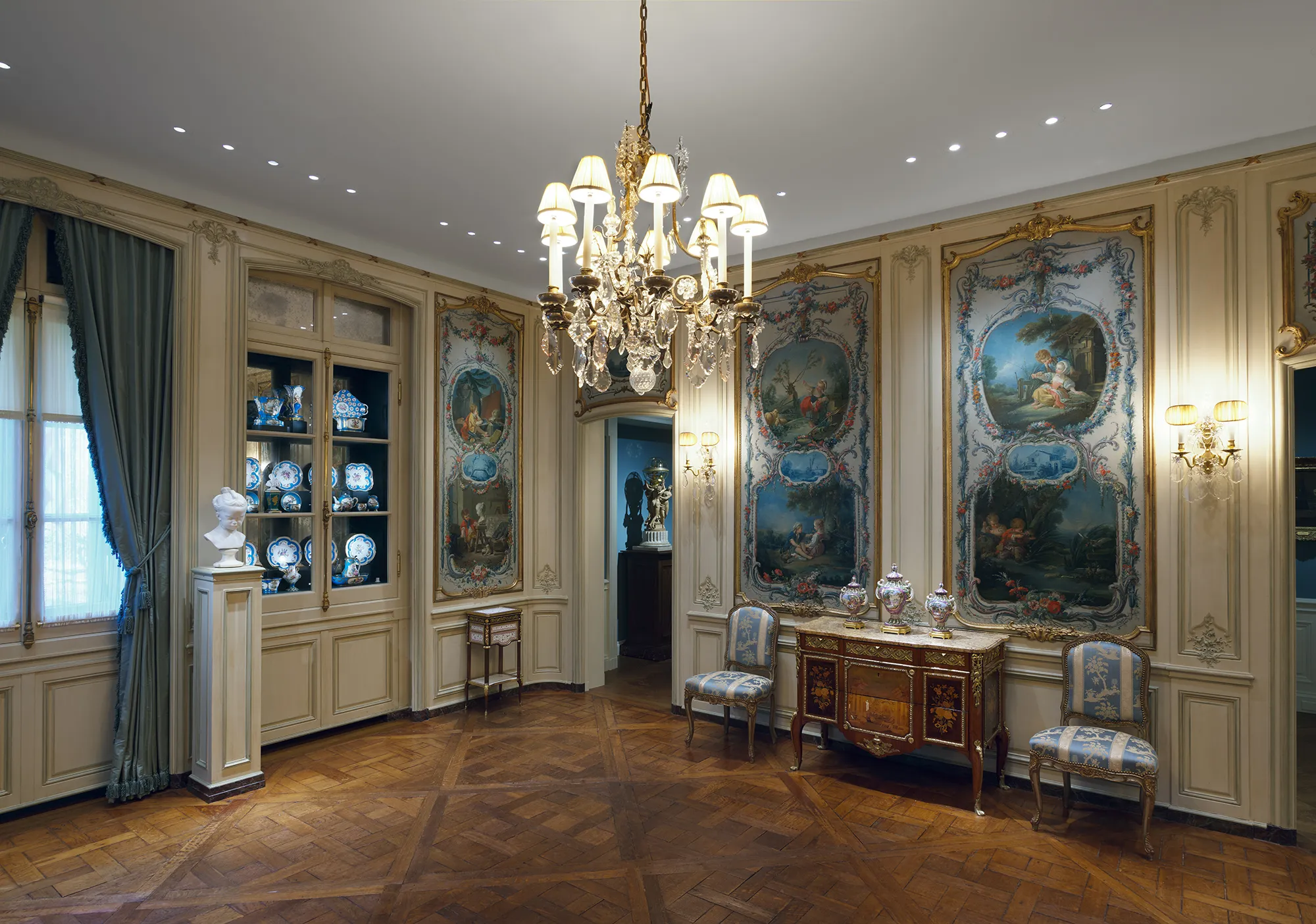 Dormitorio elegante con vela y cerámica.