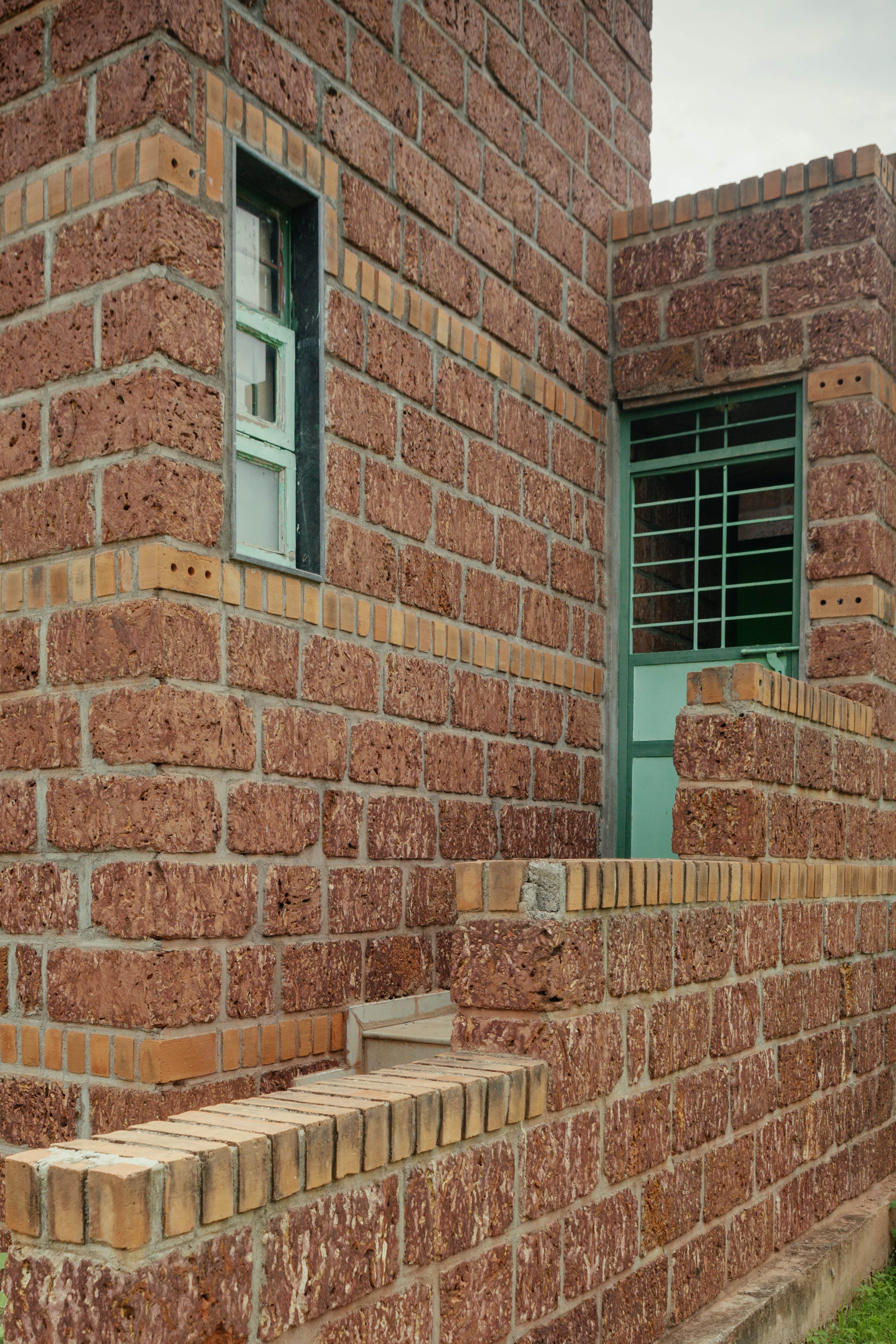 Casa de los hermanos de Canadá en India, estructura de ladrillo en el entorno verde