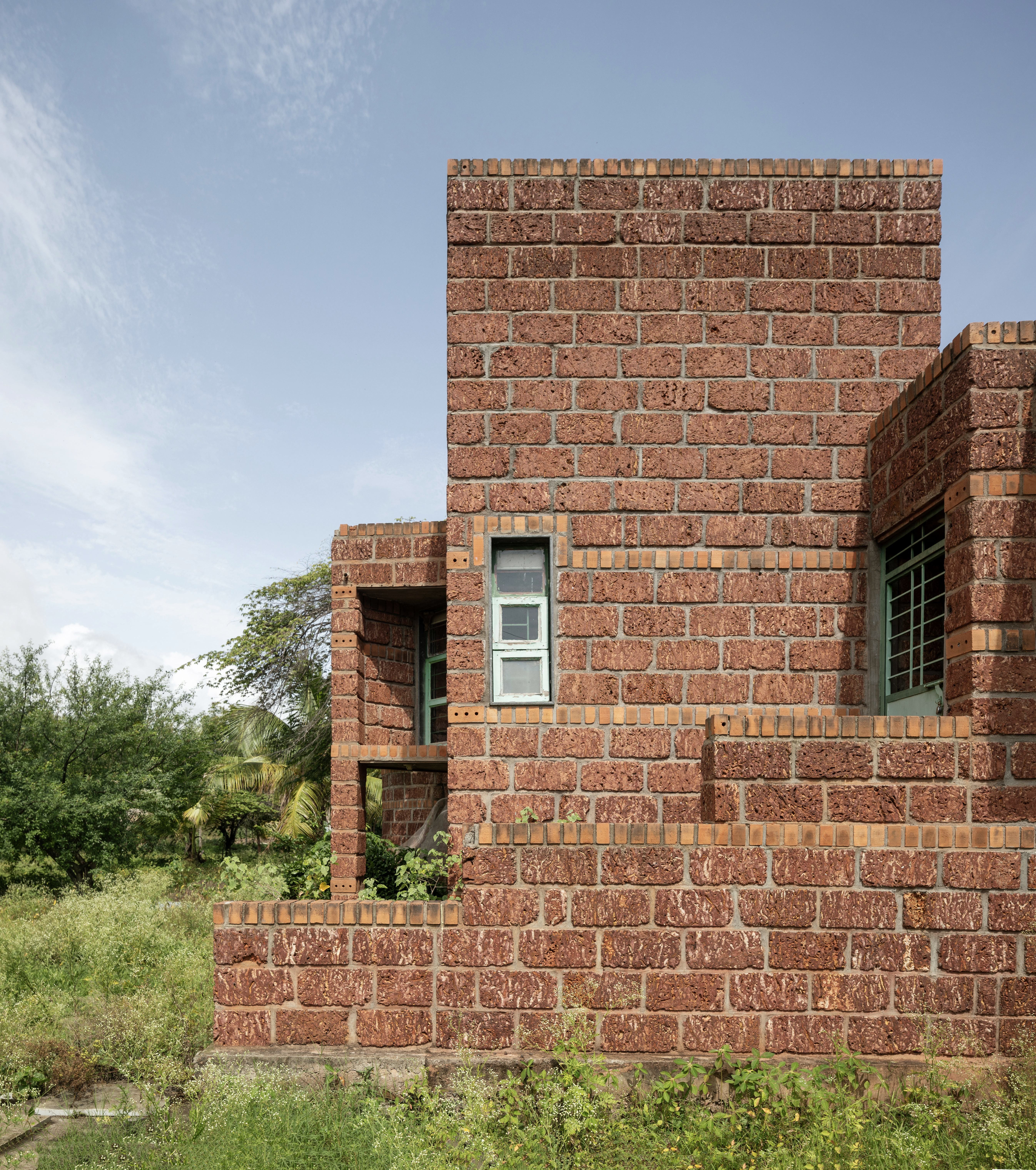 Casa de los hermanos de Canadá en India, estructura de ladrillo en el entorno verde