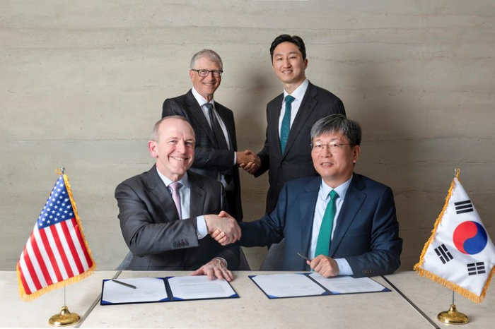 Bill Gates (izquierda en la parte posterior) con HD Hyundai Ejecution Hands con Chung Ki-Sun había firmado el acuerdo de cooperación de Terrapower-HD Hyundai Hyundai en la ceremonia 2025, 2025 (HD Hyundai).
