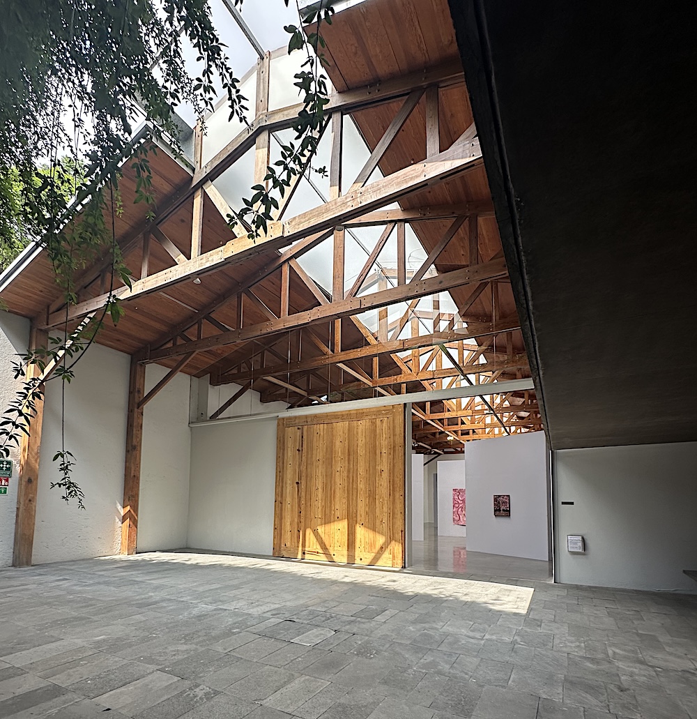 La vista externa de la galería de arte contemporáneo tiene un techo abierto y un techo trusico. Ciudad de México