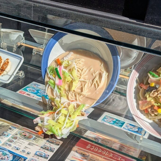 El modelo de una tienda japonesa se derritió en la onda de calor. (Imagen = SNS SNS)
