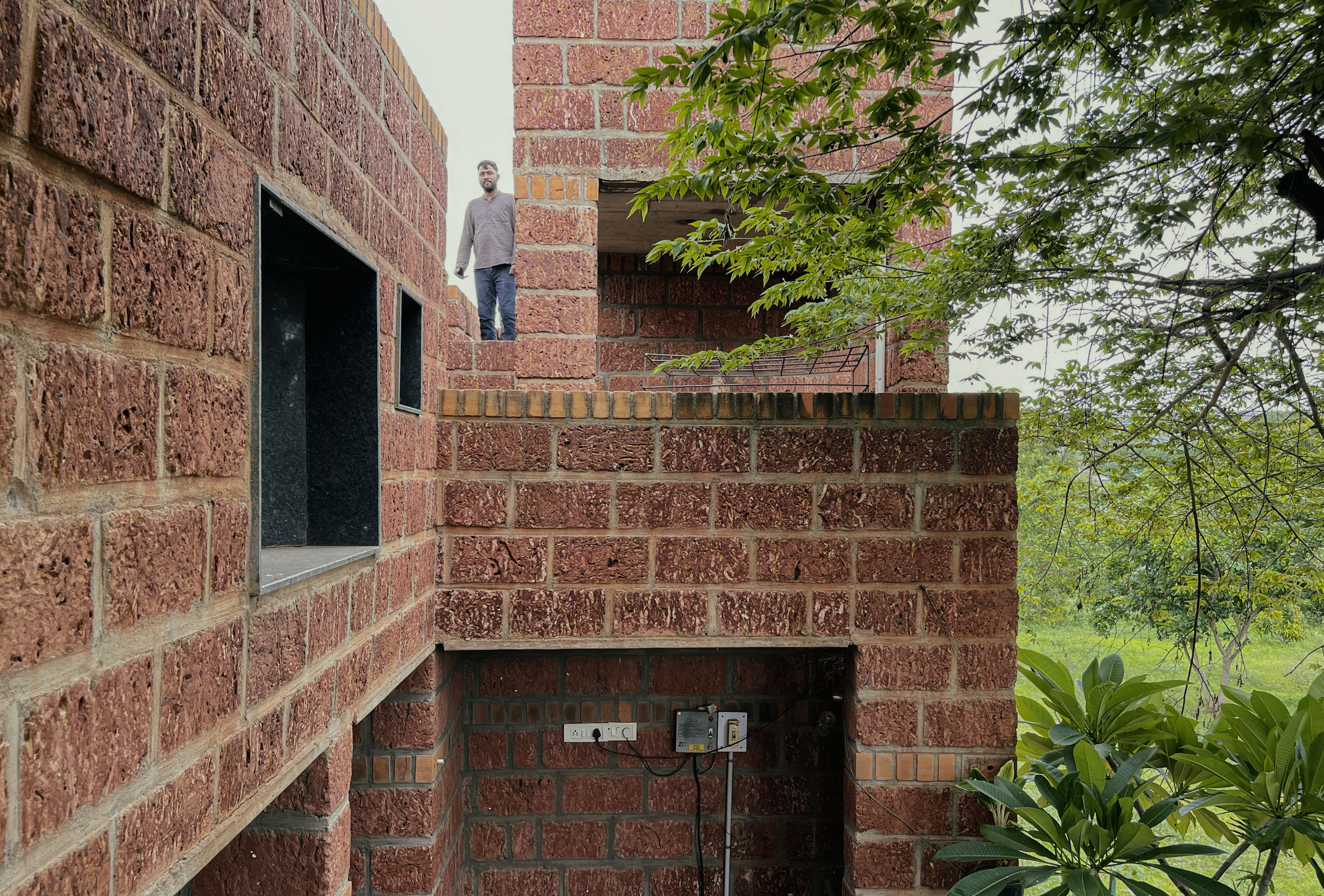 Casa de los hermanos de Canadá en India, estructura de ladrillo en el entorno verde