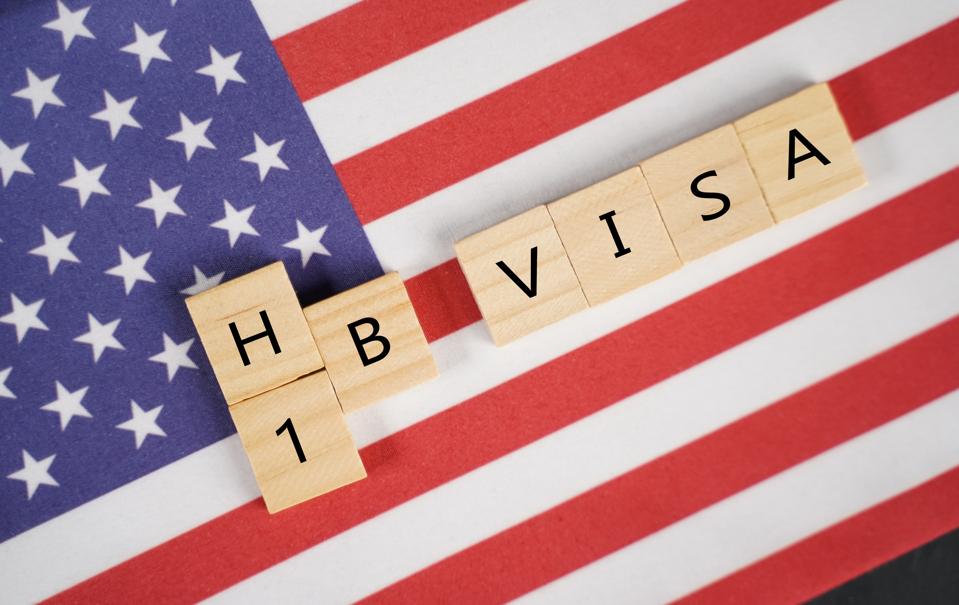 El concepto de visa H1B, con nosotros o muestra cartas de madera de los Estados Unidos como antecedentes para trabajadores extranjeros.