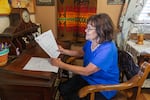 Irene Gilbert, miembro de la Coalición B2H en su tabla revisa los documentos oficiales realizados antes del 10 de junio de 2025. Gilbert investiga y presenta las solicitudes de registros públicos en la línea de transmisión de energía de Idaho.