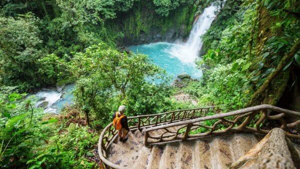 Elegante cascada en la jungla de Costa Rica. Montaña tropical.