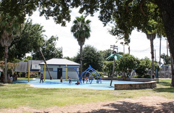 Imagen externa que muestra Hidalgo Park en Hoidalgo, niños que juegan en el campo de origen.