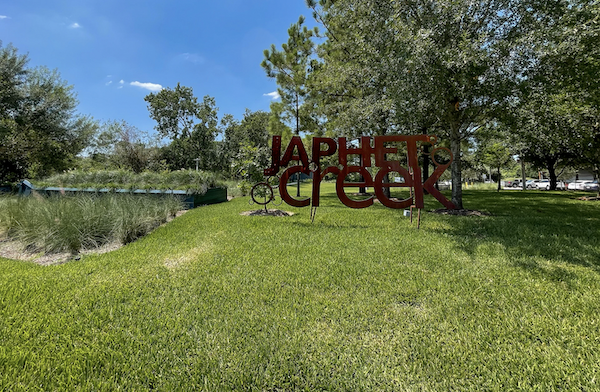 La imagen externa que se muestra por Hoidon Hidalgo Park, que lee una gran señal de metal 
