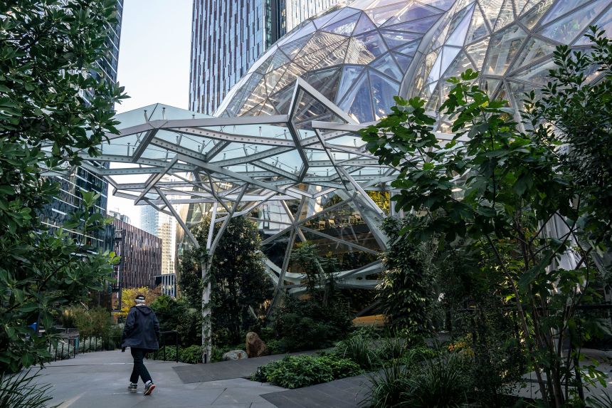 Los gigantes técnicos que apoyan la administración de Trump en los últimos meses se encuentran entre los principales beneficiarios de la visa H-1B. Arriba, la residencia de Amazon en Seattle.