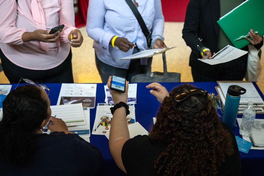 Los buscadores de empleo hablan con los reclutadores de la Feria Laborista Anual de Bronx en Nueva York y Expo el 6 de septiembre de 2024.