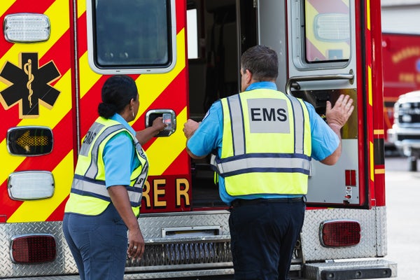 Dos aberturas paramédicas para abrir o cerrar las puertas traseras de una ambulancia