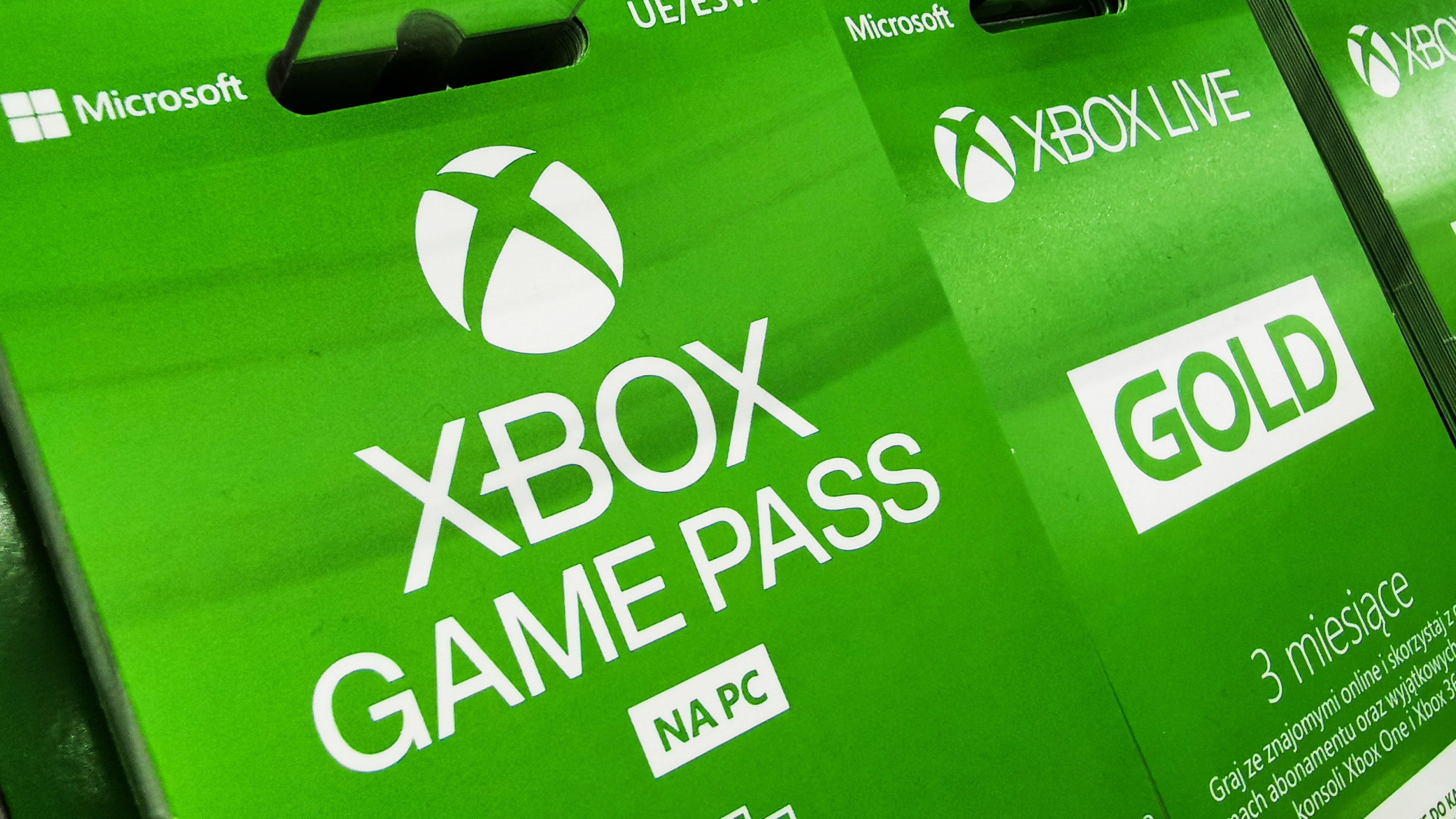 Las tarjetas de regalo de Xbox Game Pass se ven en una tienda de Cracovia, Polonia.