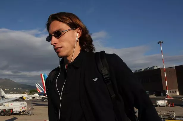 Riccardo Calafiori se sube a un avión