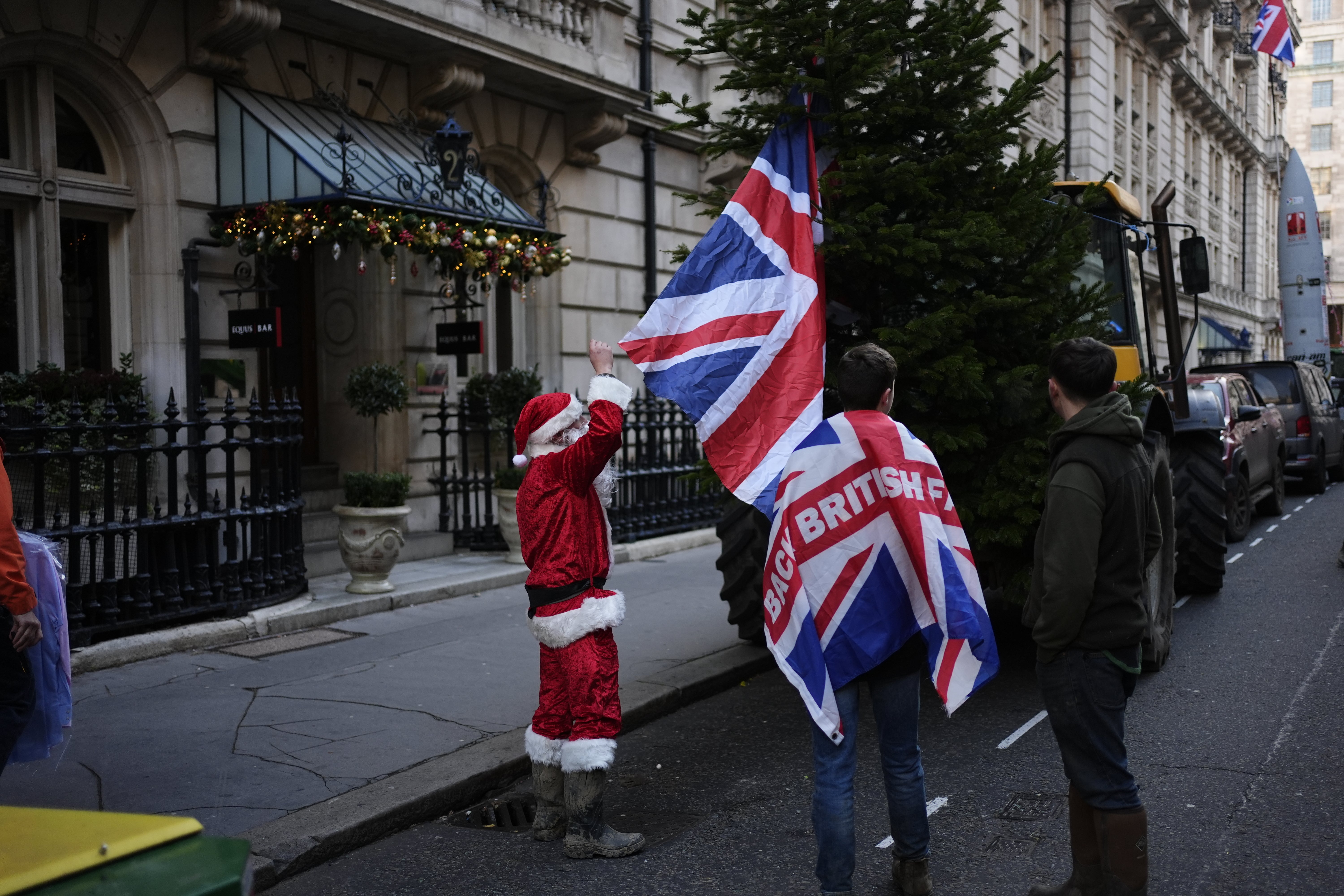 Un manifestante disfrazado de Papá Noel era una figura del gobierno 