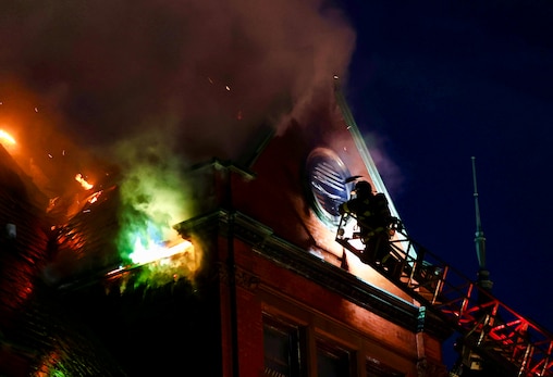 Los equipos del Departamento de Bomberos de Baltimore responden a un incendio en West 34th Street y Keswick Road en el vecindario Hampden de Baltimore el lunes 10 de noviembre de 2025.
